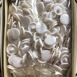 アンティーク ボタン 一箱　ビンテージ 昭和 レトロ 個性的 ハンドメイド素材 白　ホワイト　ポップ アクセ　大量 1枚目の画像