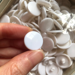 アンティーク ボタン 一箱　ビンテージ 昭和 レトロ 個性的 ハンドメイド素材 白　ホワイト　ポップ アクセ　大量 3枚目の画像