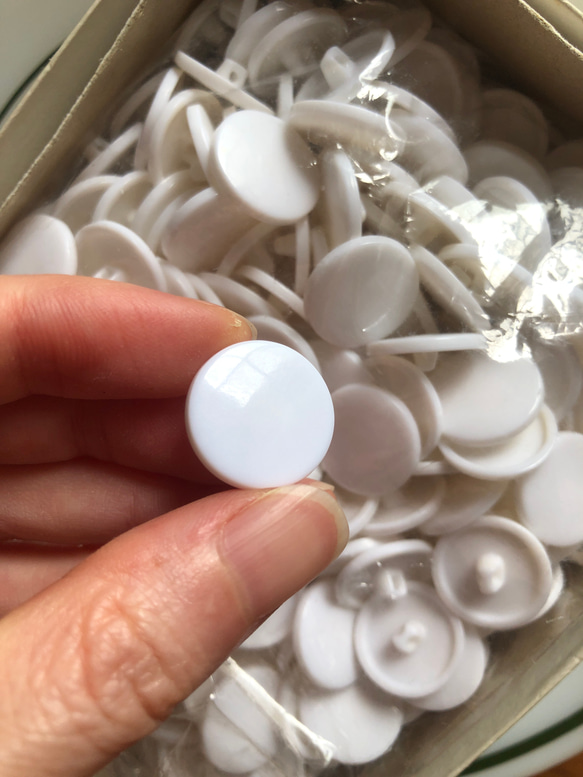 アンティーク ボタン 一箱　ビンテージ 昭和 レトロ 個性的 ハンドメイド素材 白　ホワイト　ポップ アクセ　大量 3枚目の画像