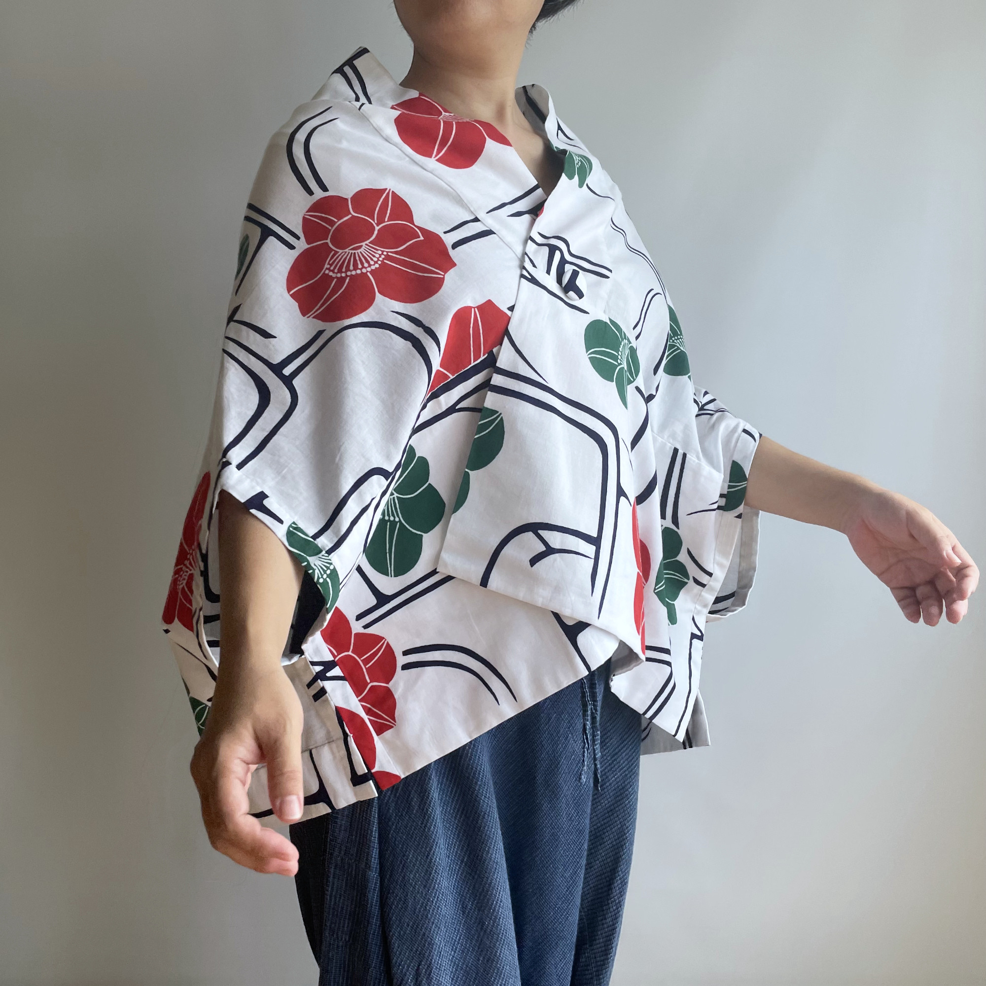 【1点もの】さんかく羽織 ブローチ付き -浴衣地 白地に赤と緑の椿模様 TRH205