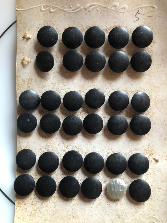 アンティーク ボタン シート　1枚 ビンテージ 昭和 レトロ 個性的 ハンドメイド素材　黒　ブラック　ポップ アクセ 1枚目の画像