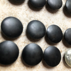 アンティーク ボタン シート　1枚 ビンテージ 昭和 レトロ 個性的 ハンドメイド素材　黒　ブラック　ポップ アクセ 2枚目の画像