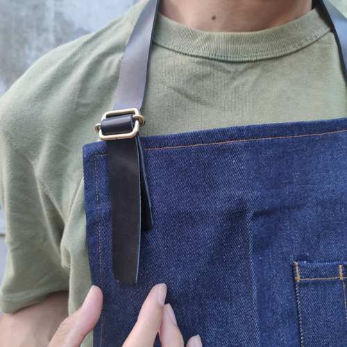 デニム×本革レザーのワイルドなワークエプロン。経年変化する