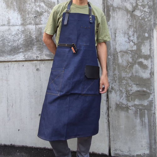 デニム×本革レザーのワイルドなワークエプロン。経年変化する素材を
