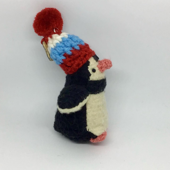 赤いポンポン・大きなニット帽の小さなペンギン 4枚目の画像