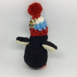赤いポンポン・大きなニット帽の小さなペンギン 3枚目の画像