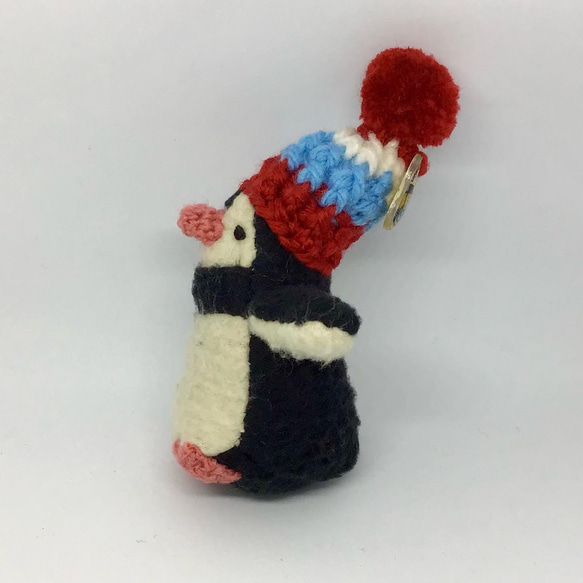 赤いポンポン・大きなニット帽の小さなペンギン 2枚目の画像