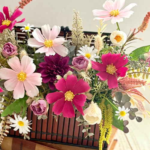 フラワーアレンジメント　造花 先日のリールで作っていた造花のフラワーアレンジメント カメオ