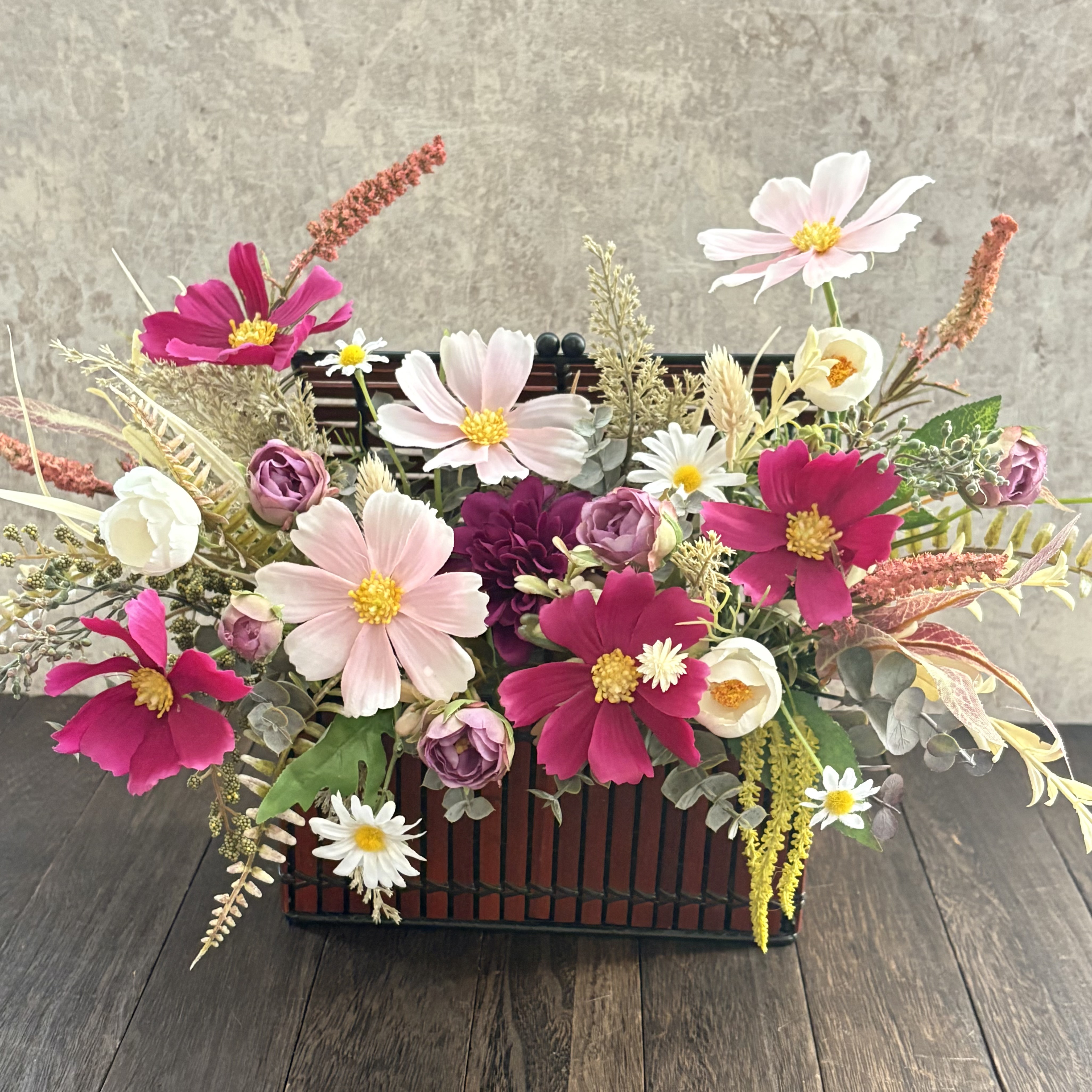 秋色　コスモスアレンジメント　バスケットアレンジ、秋　フラワーアレンジメント　造花　『秋限定2025』