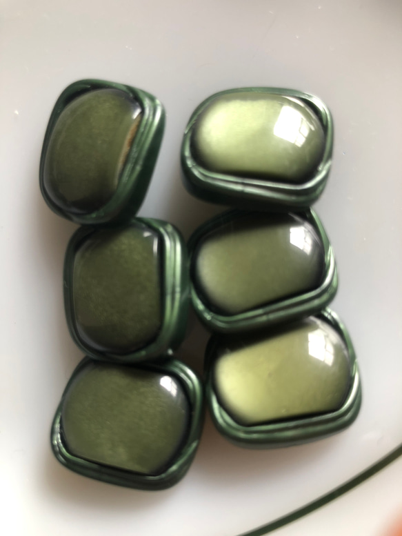 アンティーク ボタン 6個セット ビンテージ 昭和 レトロ 個性的 ハンドメイド素材 緑　グリーン　ポップ アクセ 2枚目の画像