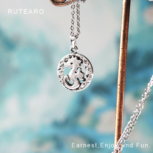 可愛いタツノオトシゴのお守りネックレス ― ネックレス メンズ
