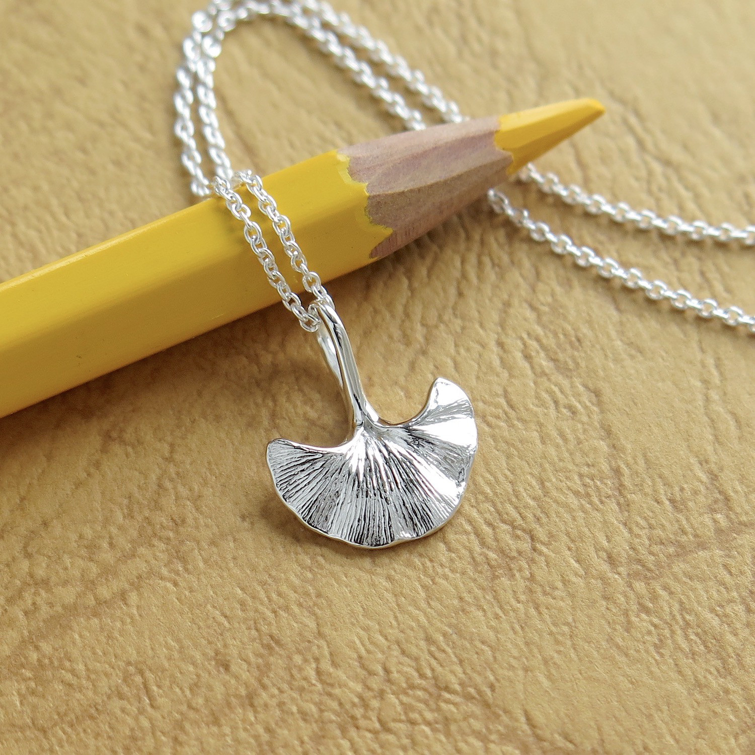 [999 Silver] 小さなイチョウの葉ペンダント,ネックレス, 1点物, miniシルバーケアセット付き