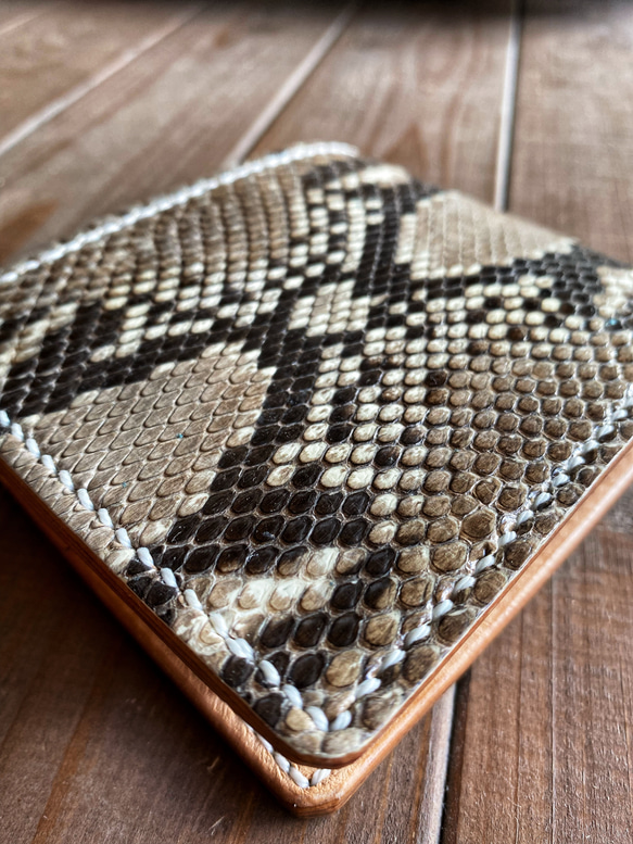 手縫いで仕上げた蛇革の二つ折り財布 6枚目の画像