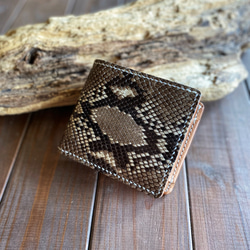 手縫いで仕上げた蛇革の二つ折り財布 2枚目の画像