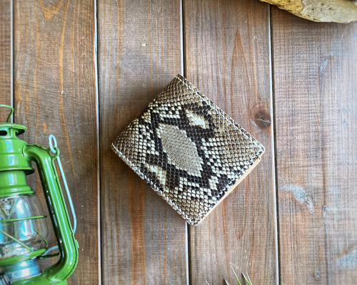 手縫いで仕上げた蛇革の二つ折り財布 二つ折り財布 HAKODATE CRAFT