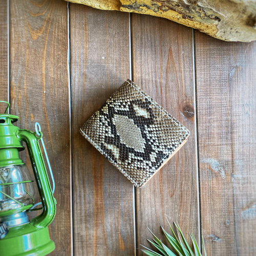 手縫いで仕上げた蛇革の二つ折り財布 二つ折り財布 HAKODATE CRAFT