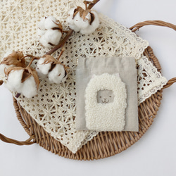 《名入れ》アルパカ＊リネンの手刺繍ばね口ポーチ 1枚目の画像