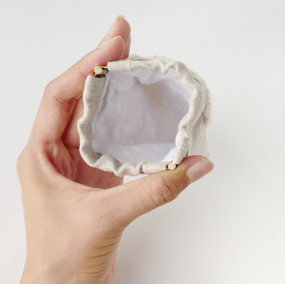 《名入れ》アルパカ＊リネンの手刺繍ばね口ポーチ 4枚目の画像