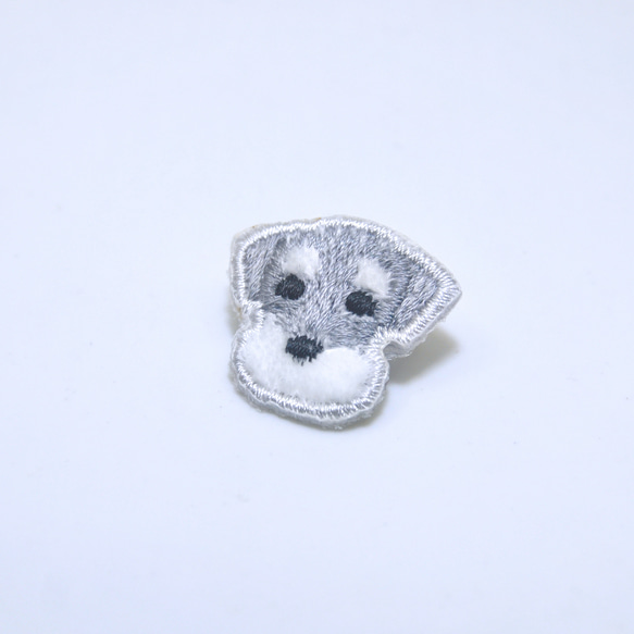 シュナウザー（グレー） もふもふ刺しゅうワッペンミニサイズ（アイロン接着）4枚セット　 2枚目の画像