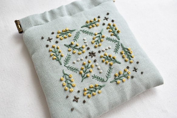 手刺繍　ミモザのバネ口ポーチ<05> グリーン 2枚目の画像