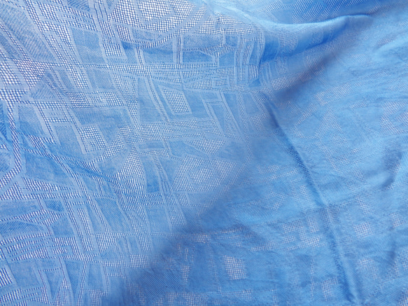 靛藍鮮葉染色，絲綢，方巾，植物染色，亮面幾何圖案 第10張的照片