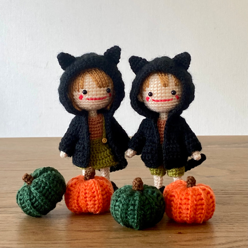 黒猫パーカーを着たあみぐるみの女の子【ハロウィンかぼちゃセット