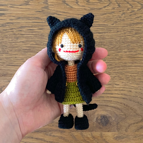黒猫パーカーを着たあみぐるみの女の子【ハロウィンかぼちゃセット