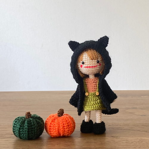 黒猫パーカーを着たあみぐるみの女の子【ハロウィンかぼちゃセット