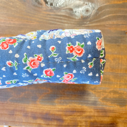 青系小花柄と刺繍のパッチワークポーチ　パッチワークキルト 4枚目の画像