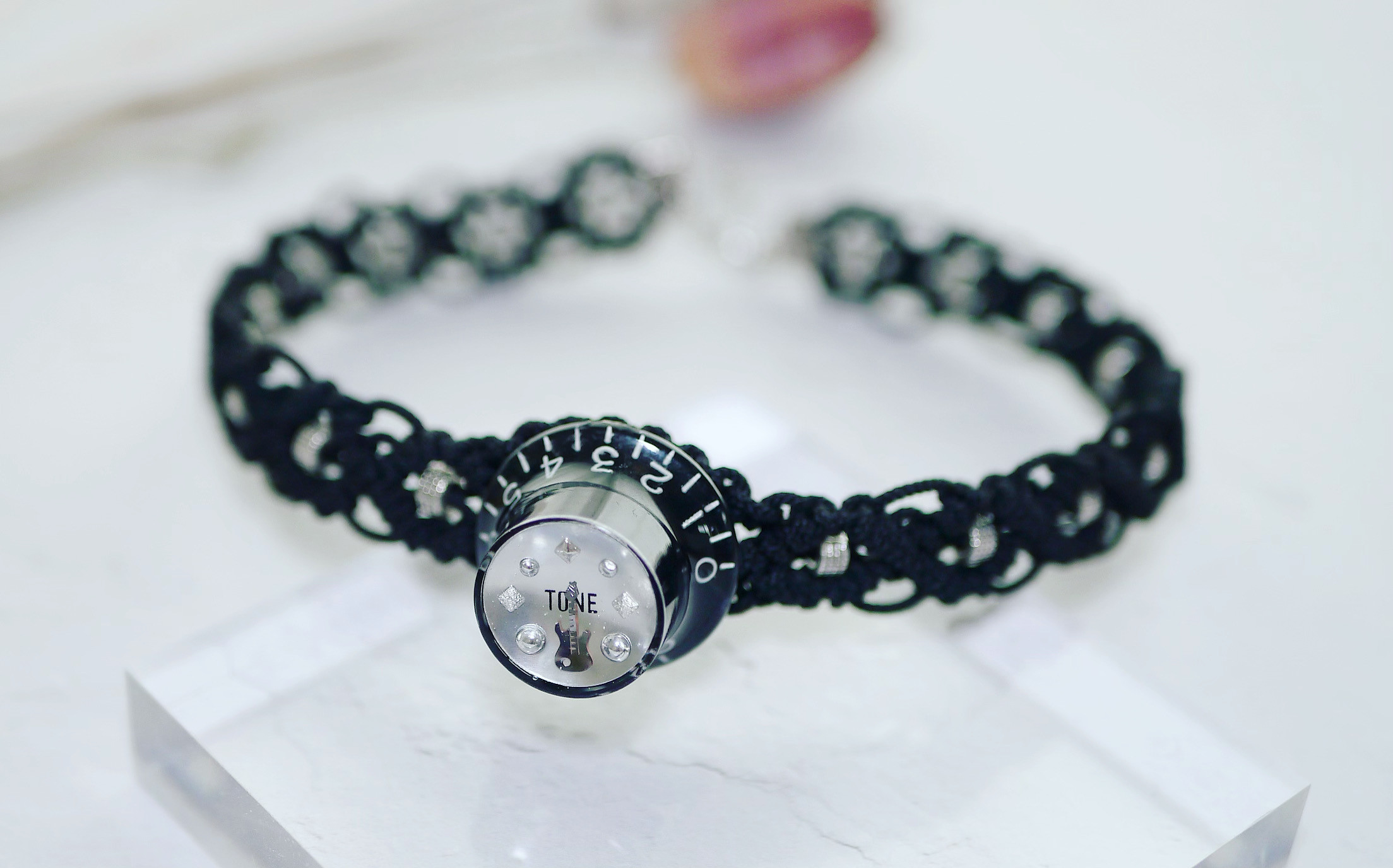 ギターノブのチョーカー