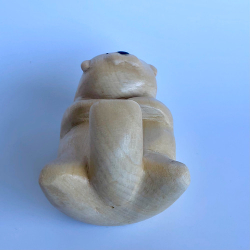 ケータイが置ける木彫りのラッコ（鼻つき） スマホスタンド・スマホ