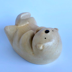 ケータイが置ける木彫りのラッコ（鼻つき） スマホスタンド・スマホ