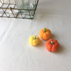 【再販】並べて飾って可愛い！小さなかぼちゃ3色セット／ 羊毛フェルト 2枚目の画像