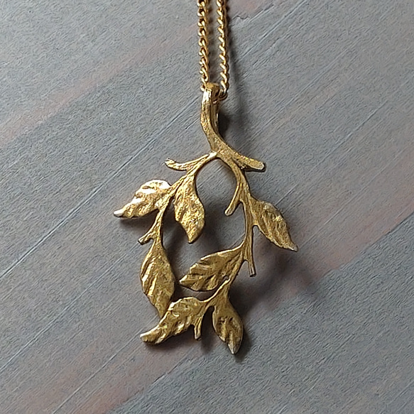 ほっこり アンティーク風 木の葉 リーフ 真鍮ネックレス 4枚目の画像