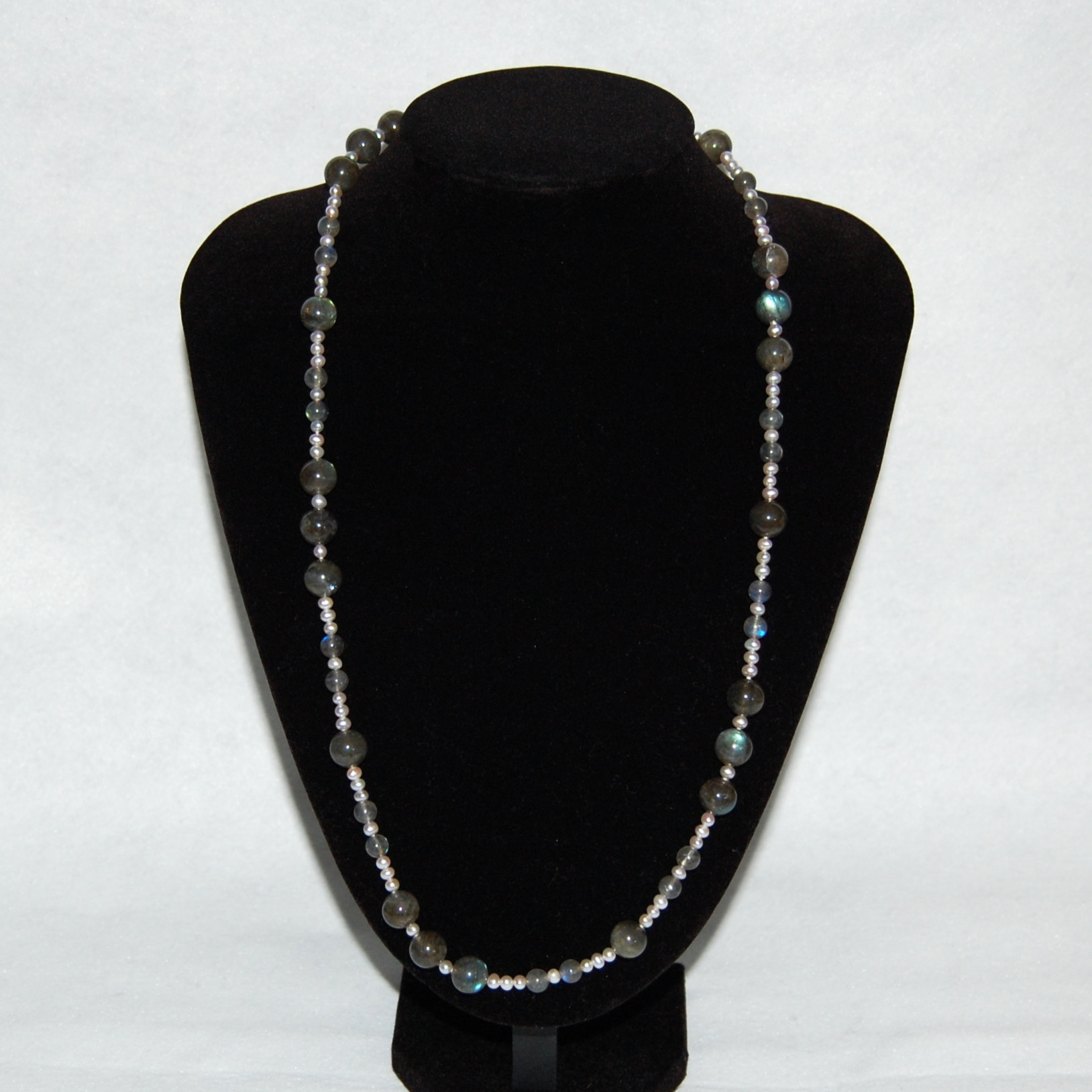 ラブラドライト＆淡水真珠のロングネックレス