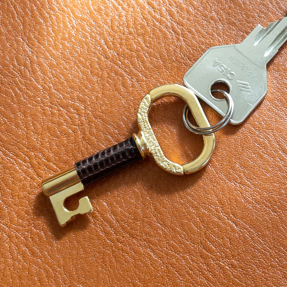 選べるカラー６色 イタリア製 鍵型キーホルダー リザードレザー イタリア真鍮ザマック 11枚目の画像