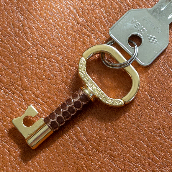 選べるカラー６色 イタリア製 鍵型キーホルダー リザードレザー イタリア真鍮ザマック 9枚目の画像
