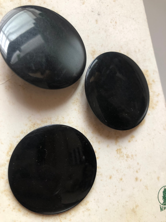 アンティーク ボタン 3個セット ビンテージ 昭和 レトロ 個性的 ハンドメイド素材 黒　ブラック　大ぶりポップ アクセ 2枚目の画像