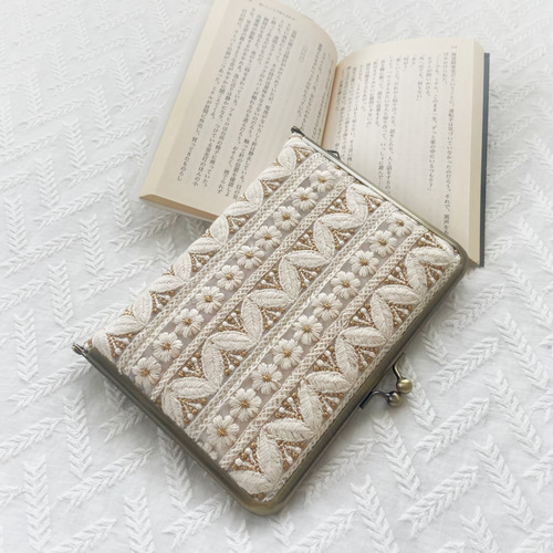 ハンドメイド　手刺繍　がま口ブックカバー☆ まつぼっくりです 洋裁の先生が作る【ブックカバー】手帳カバー ほぼにち 文庫本 インド
