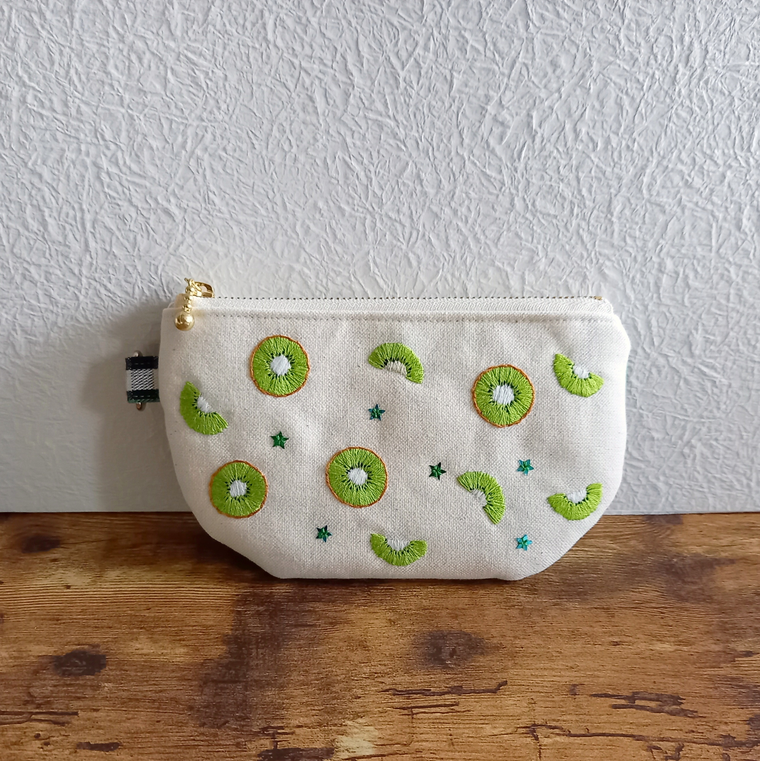 キウイ刺繍☆ミニポーチ Dカン付き ポーチ kunokuno 通販