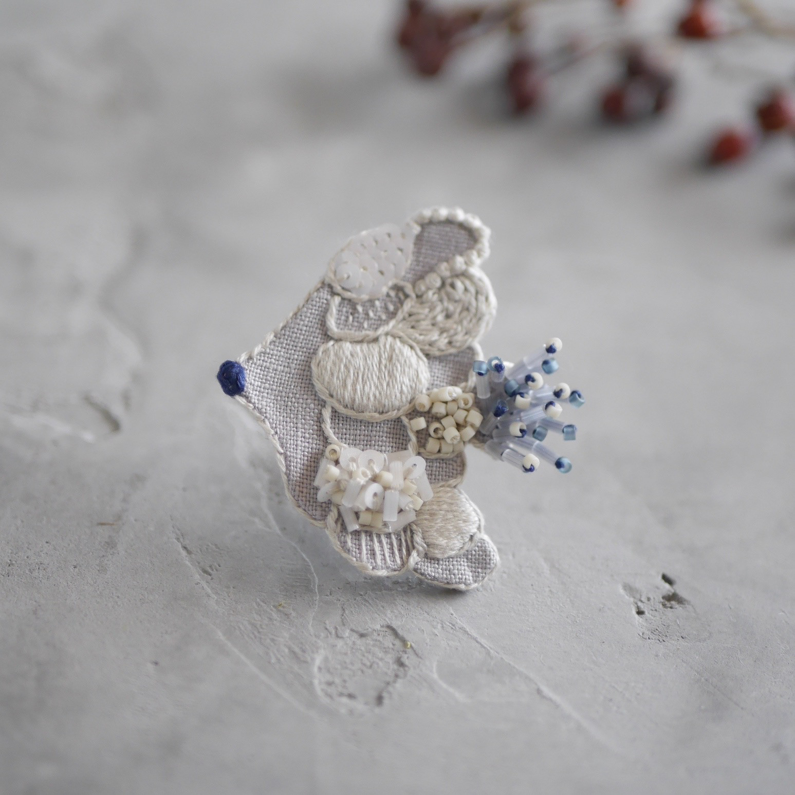 linen tori刺繍ブローチ(グレージュ)【受注制作】