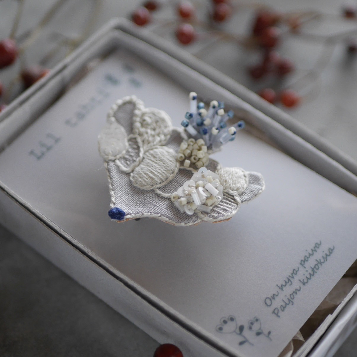 linen tori刺繍ブローチ(グレージュ)【受注制作】