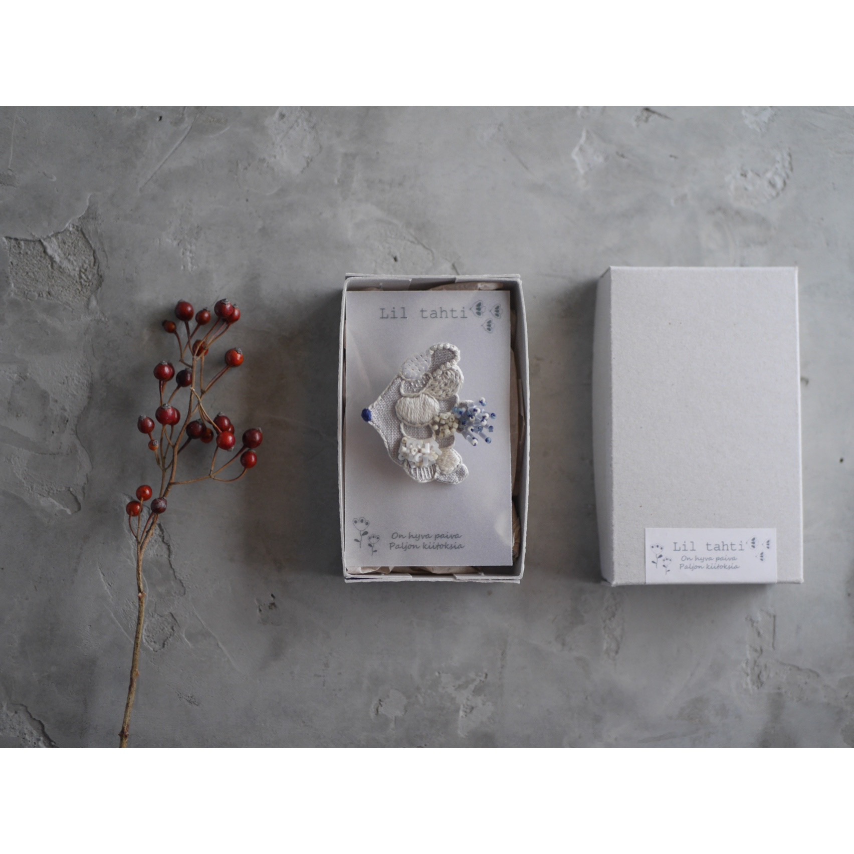 linen tori刺繍ブローチ(グレージュ)【受注制作】