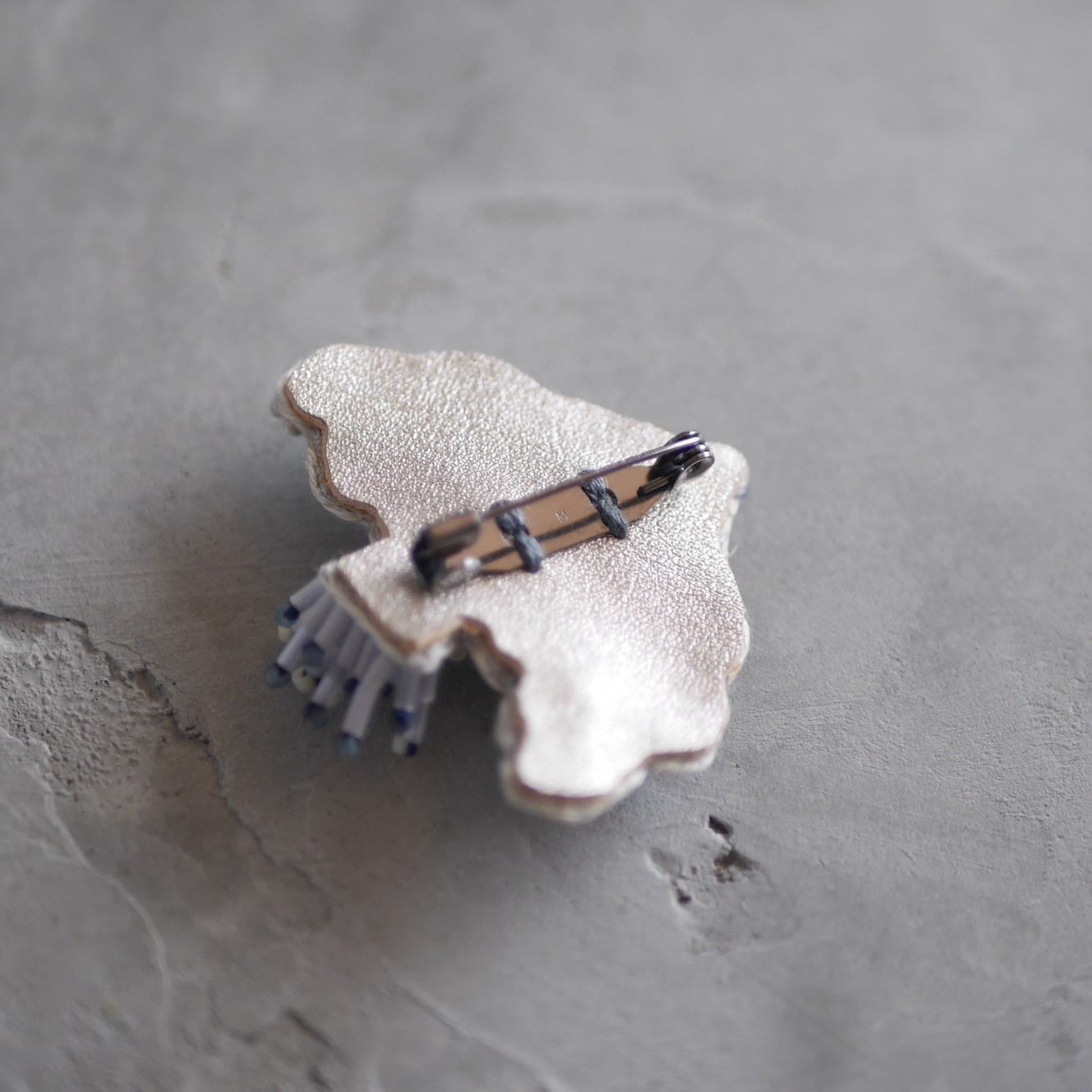 linen tori刺繍ブローチ(グレージュ)【受注制作】