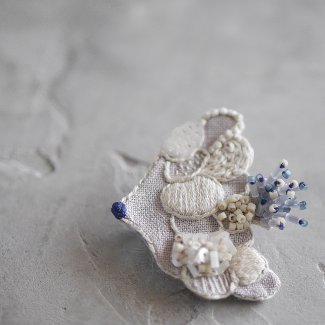 linen tori刺繍ブローチ(グレージュ)【受注制作】