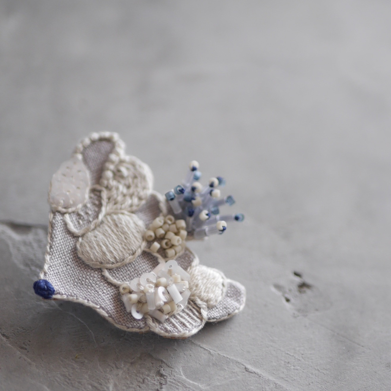 linen tori刺繍ブローチ(グレージュ)【受注制作】
