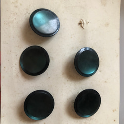 アンティーク ボタン 5個セット ビンテージ 昭和 レトロ 個性的 ハンドメイド素材 緑　グリーン　ポップ アクセ 1枚目の画像