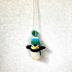 ミドリのポンポン・大きなニット帽の小さなペンギン 6枚目の画像