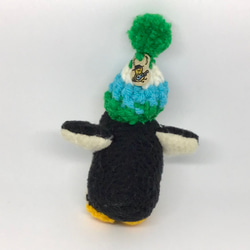 ミドリのポンポン・大きなニット帽の小さなペンギン 4枚目の画像