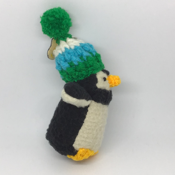 ミドリのポンポン・大きなニット帽の小さなペンギン 2枚目の画像